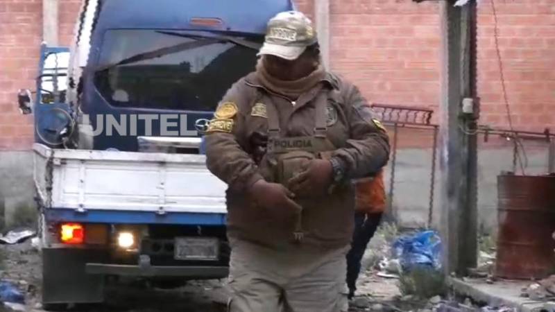 La Policía sale de uno de los garajes allanados en El Alto. La Policía sale de uno de los garajes allanados en El Alto.