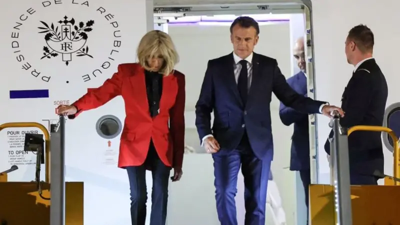 Al momento del descenso del avión la esposa de Macron no quiso recibir su ayuda Al momento del descenso del avión la esposa de Macron no quiso recibir su ayuda