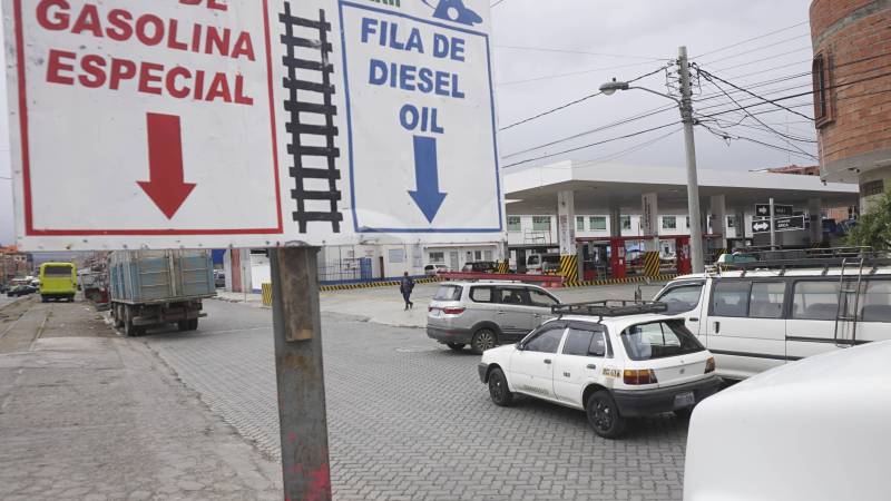 Colas por combustible persisten en las estaciones de servicio en La Paz. Colas por combustible persisten en las estaciones de servicio en La Paz.
