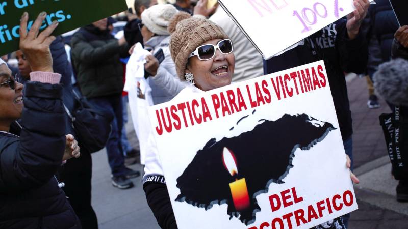 La gente reacciona frente al Tribunal Federal de Manhattan después de que un jurado declarara culpable de tráfico de drogas al expresidente hondureño. La gente reacciona frente al Tribunal Federal de Manhattan después de que un jurado declarara culpable de tráfico de drogas al expresidente hondureño.