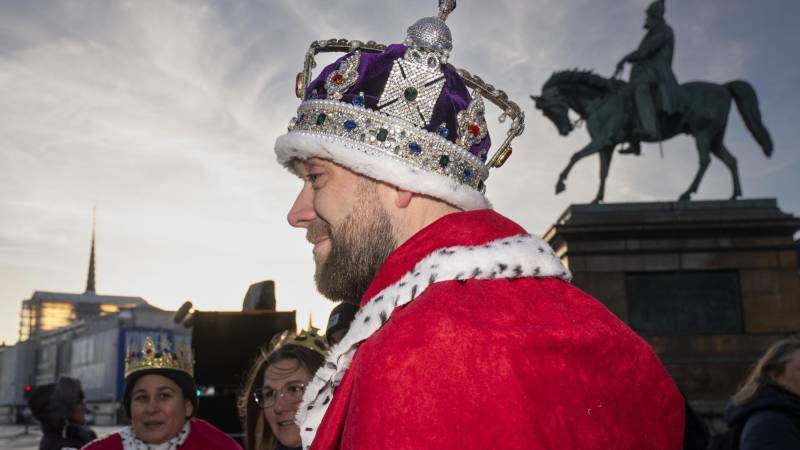 Desde primera hora de la mañana, personas disfrazadas se reunieron en la Plaza del Palacio de Christiansborg. Desde primera hora de la mañana, personas disfrazadas se reunieron en la Plaza del Palacio de Christiansborg.
