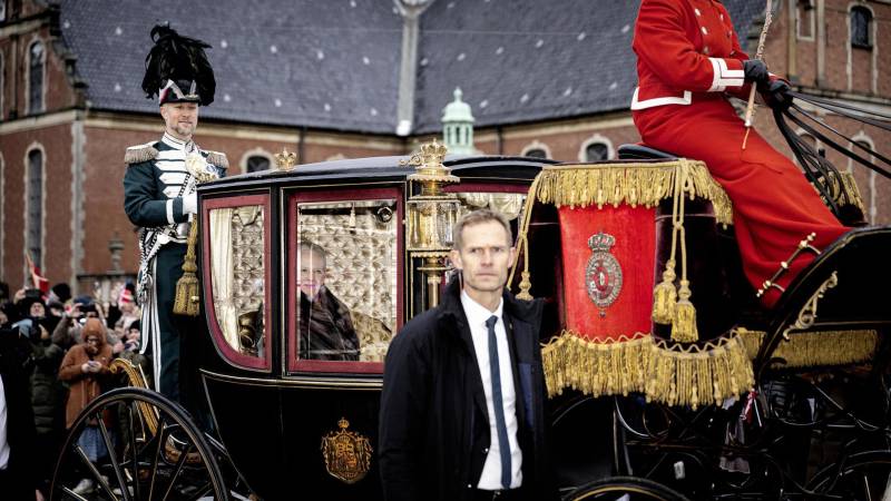 La Reina Margrethe II de Dinamarca viaja en un carruaje desde el Castillo de Amalienborg hasta el Castillo de Christiansborg para su abdicación y cambio de trono La Reina Margrethe II de Dinamarca viaja en un carruaje desde el Castillo de Amalienborg hasta el Castillo de Christiansborg para su abdicación y cambio de trono