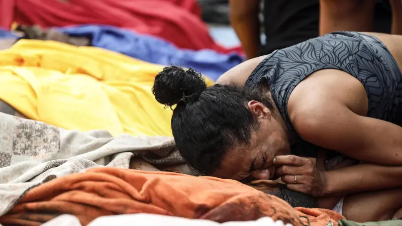 Una persona llora junto a un cuerpo sin vida este miércoles. Una persona llora junto a un cuerpo sin vida este miércoles.