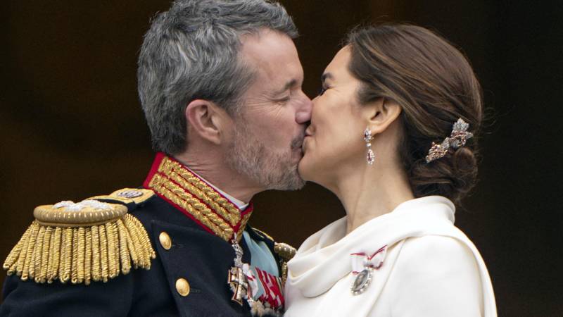 El rey Frederik X (L) y la reina María (R) de Dinamarca se besan en el balcón después de la proclamación de la adhesión al trono en la Plaza del Palacio de Christiansborg en Copenhague. El rey Frederik X (L) y la reina María (R) de Dinamarca se besan en el balcón después de la proclamación de la adhesión al trono en la Plaza del Palacio de Christiansborg en Copenhague.