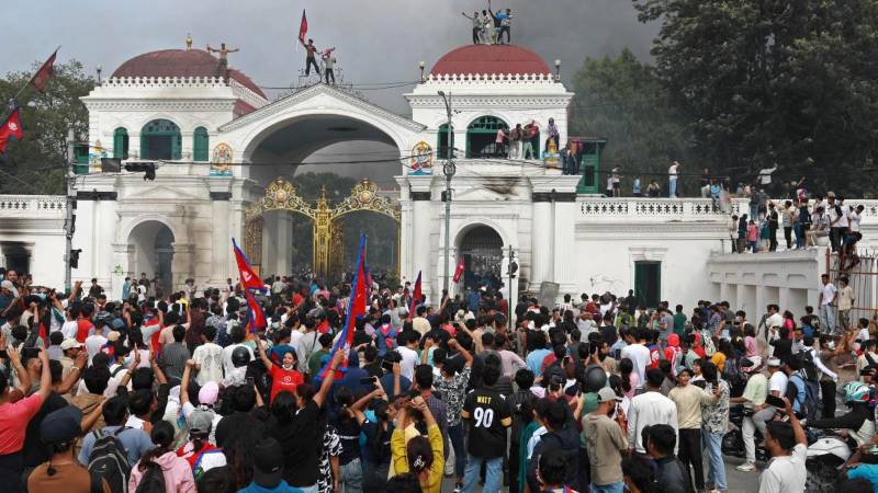 Manifestantes se congregaron en el Singha Durbar, el principal edificio administrativo del gobierno de Nepal. Manifestantes se congregaron en el Singha Durbar, el principal edificio administrativo del gobierno de Nepal.