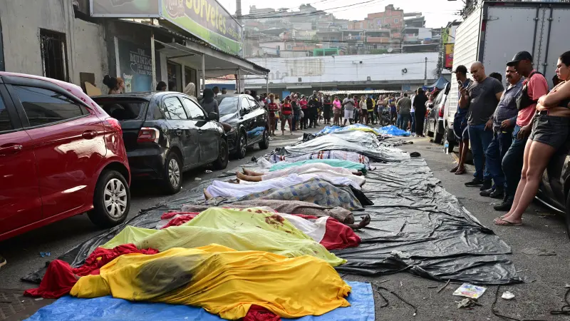 Personas alinean cadáveres en la plaza São Lucas de la favela Vila Cruzeiro, en el complejo Penha de Río de Janeiro. Personas alinean cadáveres en la plaza São Lucas de la favela Vila Cruzeiro, en el complejo Penha de Río de Janeiro.