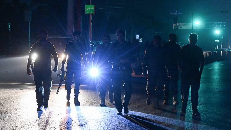 Personal de seguridad acordonó una ruta cerca de la base aérea militar de Nur Khan tras los ataques indios. Personal de seguridad acordonó una ruta cerca de la base aérea militar de Nur Khan tras los ataques indios.