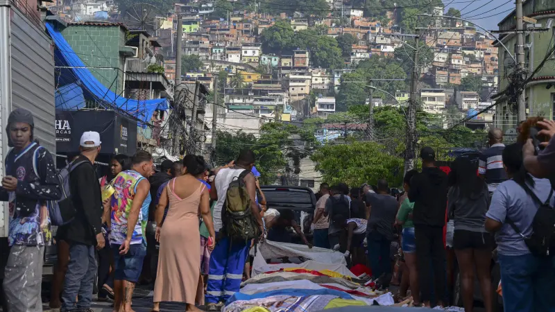 Los residentes de una favela de Río de Janeiro alinearon los cuerpos en una plaza. Los residentes de una favela de Río de Janeiro alinearon los cuerpos en una plaza.