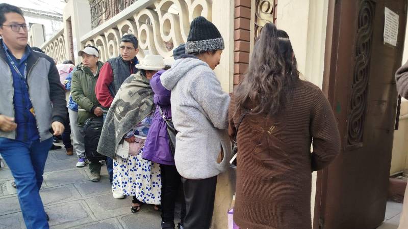 En La Paz el proceso igual comenzó con filas En La Paz el proceso igual comenzó con filas