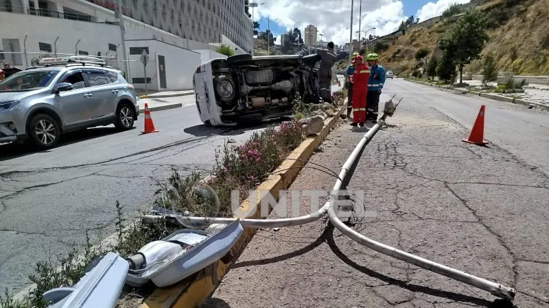 Parte del alumbrado público quedó en el piso Parte del alumbrado público quedó en el piso