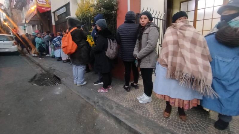 La gente madruga en busca de abastecerse de pollo La gente madruga en busca de abastecerse de pollo