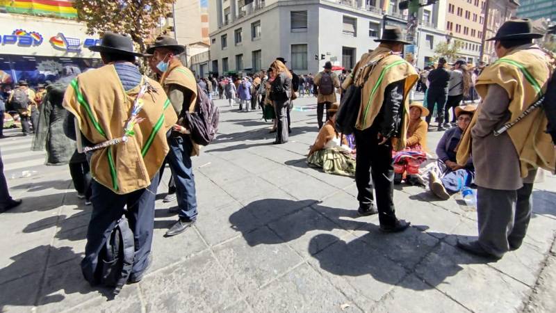 Los campesinos del área rural se quedaron en el centro paceño tras su marcha Los campesinos del área rural se quedaron en el centro paceño tras su marcha
