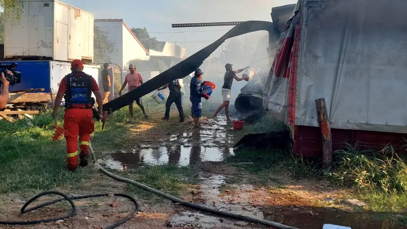Vecinos colaboran para detener el fuego. Vecinos colaboran para detener el fuego.