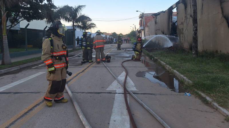 Bomberos trabajaron arduamente para apagar el incendio. Bomberos trabajaron arduamente para apagar el incendio.
