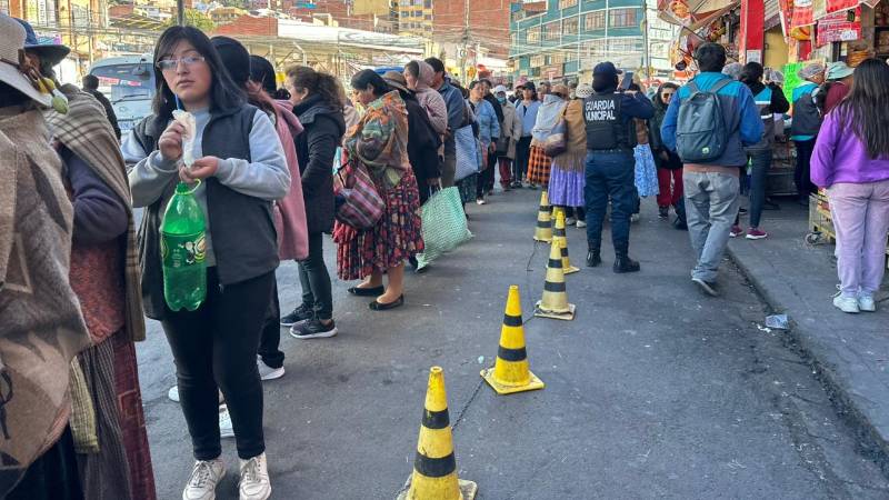 Las filas se extienden por cuadras. Las filas se extienden por cuadras.