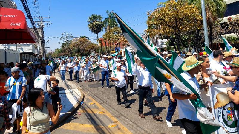 La caravana reocrrió varias calles rumbo a la verbena. La caravana reocrrió varias calles rumbo a la verbena.
