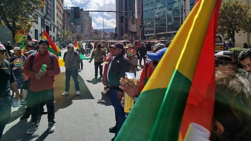 Un grupo de miembros del sector textil protesta en el centro de La Paz. Un grupo de miembros del sector textil protesta en el centro de La Paz.