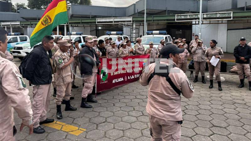 Los gendarmes acatan un paro de 48 horas. Los gendarmes acatan un paro de 48 horas.