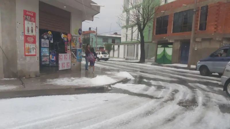 El granizo afectó varias calles del centro de Tarija. El granizo afectó varias calles del centro de Tarija.