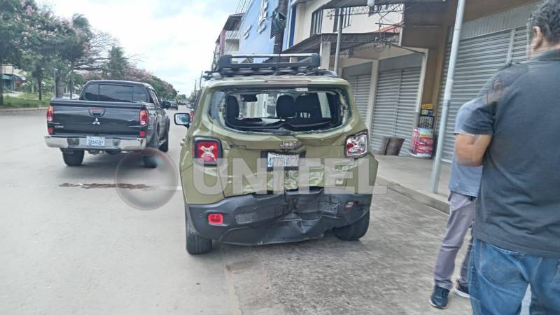 El vehículo estacionado que fue colisionado por la vagoneta de lujo. El vehículo estacionado que fue colisionado por la vagoneta de lujo.