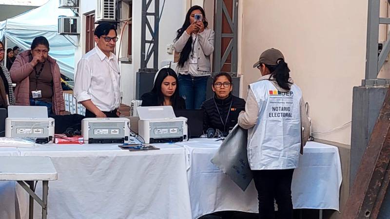 Llegada del material electoral al centro de cómputo de Tarija (Foto: Magelia Peralta) Llegada del material electoral al centro de cómputo de Tarija (Foto: Magelia Peralta)