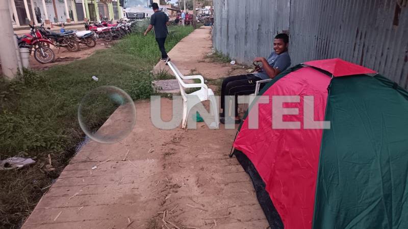 Arman camping en las aceras, mientras esperan abastecerse de combustible. Arman camping en las aceras, mientras esperan abastecerse de combustible.