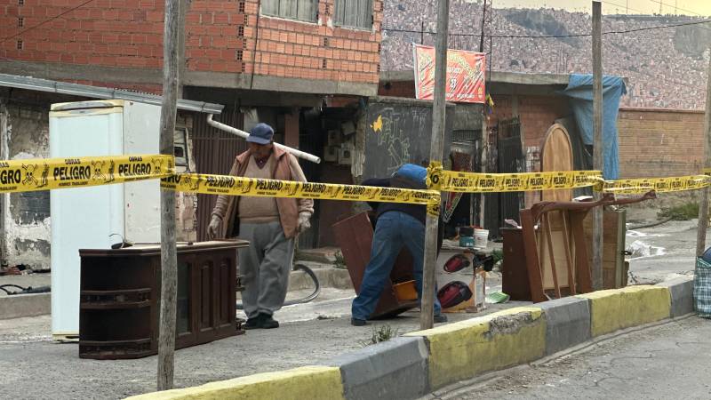 Los vecinos trasladan sus pertenencias Los vecinos trasladan sus pertenencias