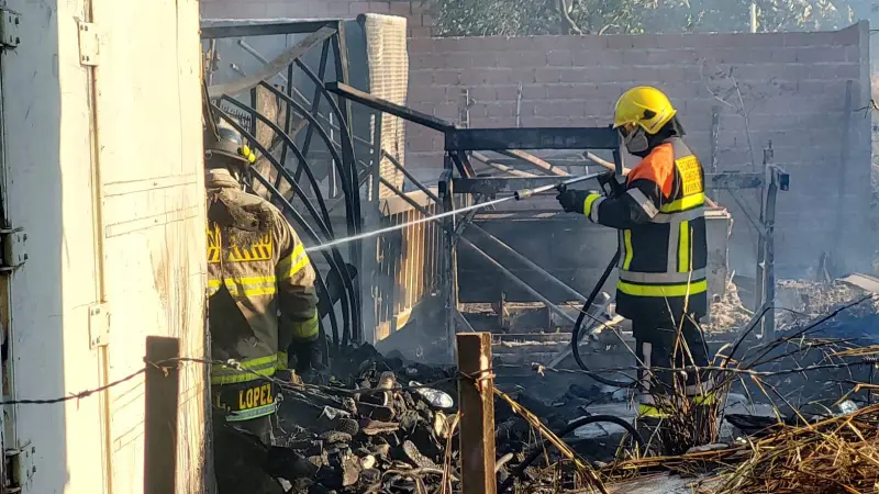 Bomberos durante las labores de combate. Bomberos durante las labores de combate.