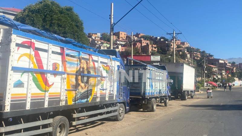 En Cochabamba hay largas filas, pese a que los surtidores están cerrados por el Día del Peatón En Cochabamba hay largas filas, pese a que los surtidores están cerrados por el Día del Peatón
