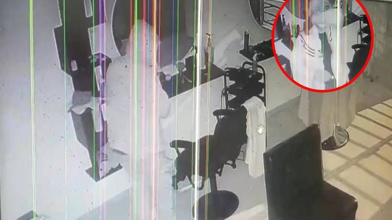 La cámara de seguridad captó al ladrón. La cámara de seguridad captó al ladrón.