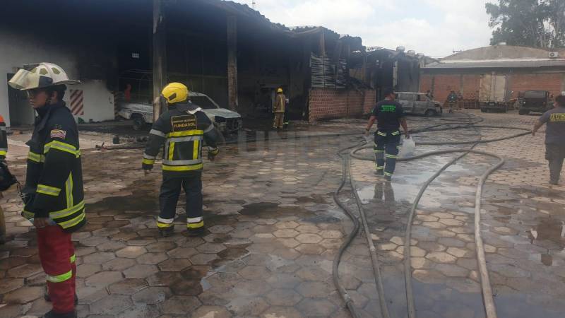 Para contener la emergencia participaron bomberos de distintas unidades Para contener la emergencia participaron bomberos de distintas unidades