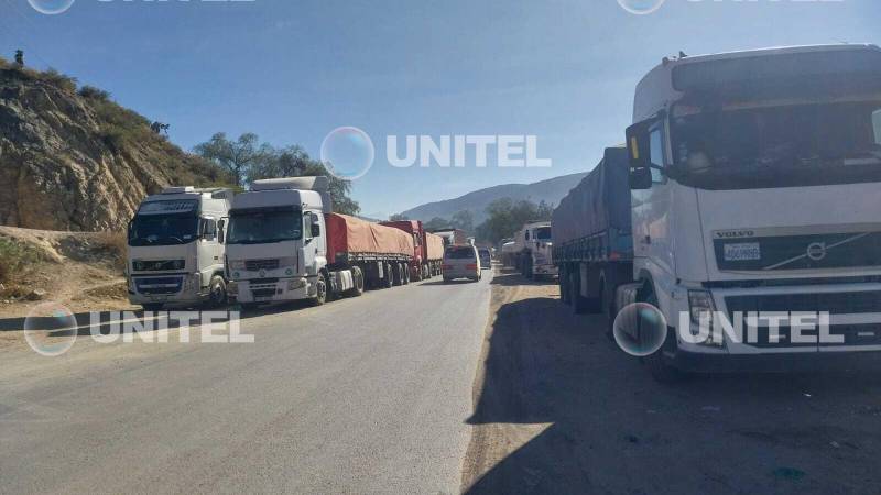 Vehículos parados en Parotani. Vehículos parados en Parotani.