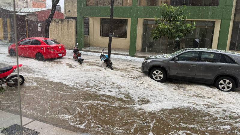 La lluvia y el granizo afectaron varios vehículos. La lluvia y el granizo afectaron varios vehículos.