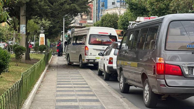 Vehículos suben a la acera ante la congestión por las filas. Vehículos suben a la acera ante la congestión por las filas.