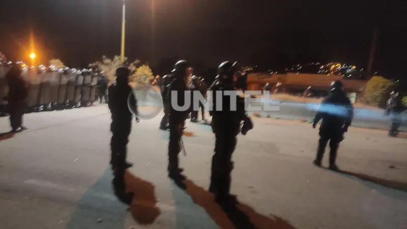 Personal policial está con equipo antimotines Personal policial está con equipo antimotines