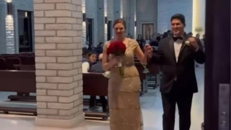 La novia se cambió de vestido y finalmente contrajo nupcias La novia se cambió de vestido y finalmente contrajo nupcias