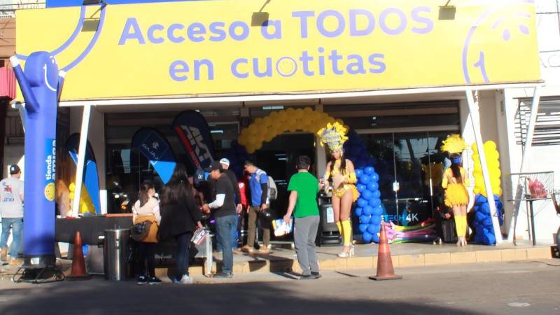 La nueva tienda ya está recibiendo a los interesados en adquirir algún artículo La nueva tienda ya está recibiendo a los interesados en adquirir algún artículo
