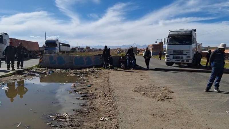 Bloqueo en la carretera La Paz - Oruro Bloqueo en la carretera La Paz - Oruro