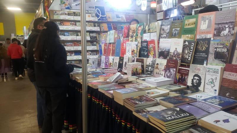 Uno de los puntos de venta de la feria del libro de La Paz. Uno de los puntos de venta de la feria del libro de La Paz.