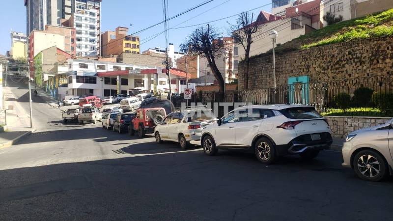 Las filas se registran en varios surtidores de La Paz Las filas se registran en varios surtidores de La Paz