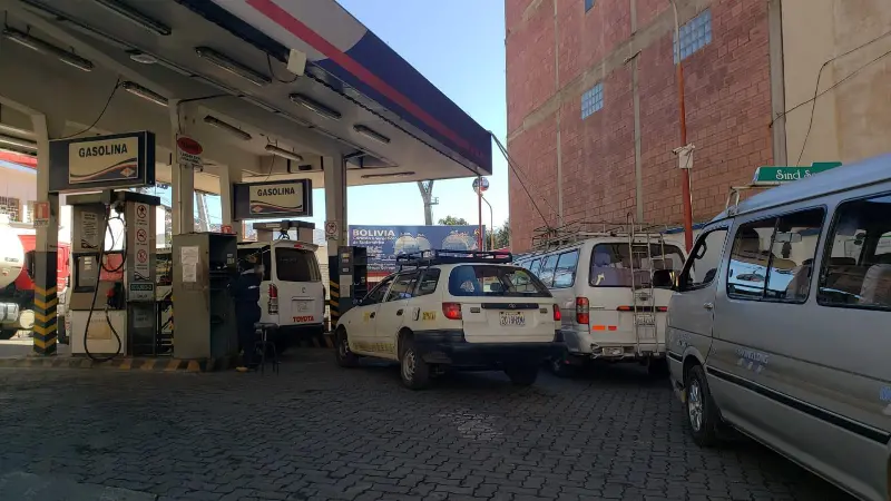 Imagen captada este domingo en La Paz, donde persisten las filas en busca de abastecimiento Imagen captada este domingo en La Paz, donde persisten las filas en busca de abastecimiento