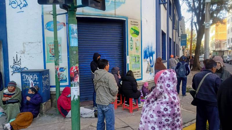 En Cochabamba, la población busca abastecerse de aceite en Emapa. En Cochabamba, la población busca abastecerse de aceite en Emapa.