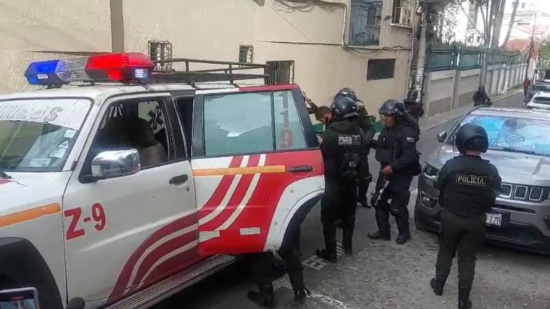 Los dos uniformados fueron auxiliados Los dos uniformados fueron auxiliados