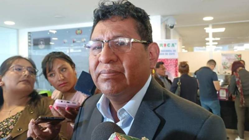 José Luis Flores ingresó el pedido en ventanilla de la Cámara de Diputados José Luis Flores ingresó el pedido en ventanilla de la Cámara de Diputados