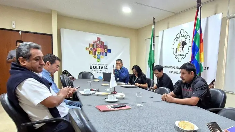 El ministro Flores (der.) se reunió en días pasados con ejecutivos de Anapo (izq.) El ministro Flores (der.) se reunió en días pasados con ejecutivos de Anapo (izq.)