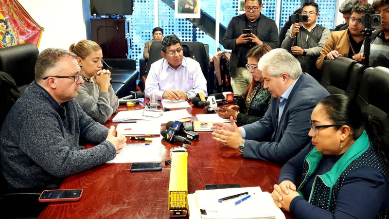 La comisión presentó su informe en días pasados La comisión presentó su informe en días pasados
