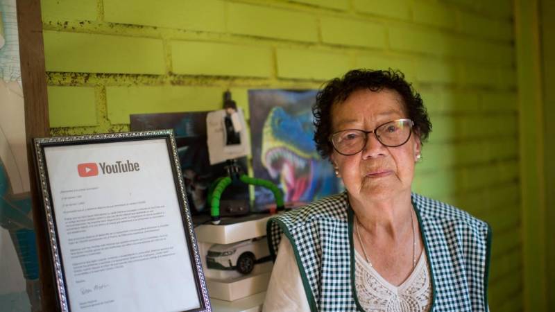 Mami Nena posando con un reconocimiento que le hizo Youtube Mami Nena posando con un reconocimiento que le hizo Youtube