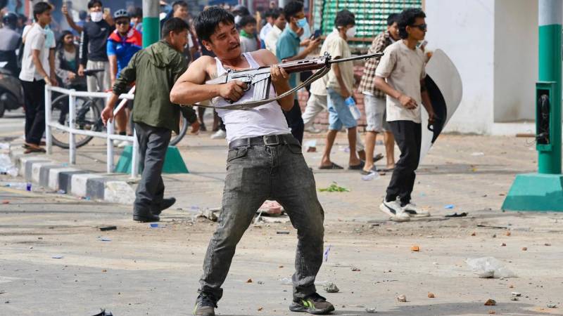 Un manifestante empuña un arma cerca del complejo del palacio Singha Durbar. Un manifestante empuña un arma cerca del complejo del palacio Singha Durbar.