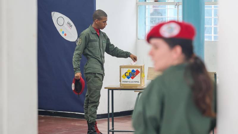 Una persona vota en un centro electoral durante las elecciones regionales este domingo en Caracas (Venezuela). Una persona vota en un centro electoral durante las elecciones regionales este domingo en Caracas (Venezuela).
