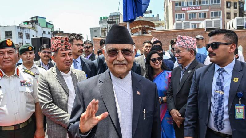 El primer ministro de Nepal, K.P. Sharma Oli (centro) el 25 de abril de 2025. Este martes renunció. El primer ministro de Nepal, K.P. Sharma Oli (centro) el 25 de abril de 2025. Este martes renunció.